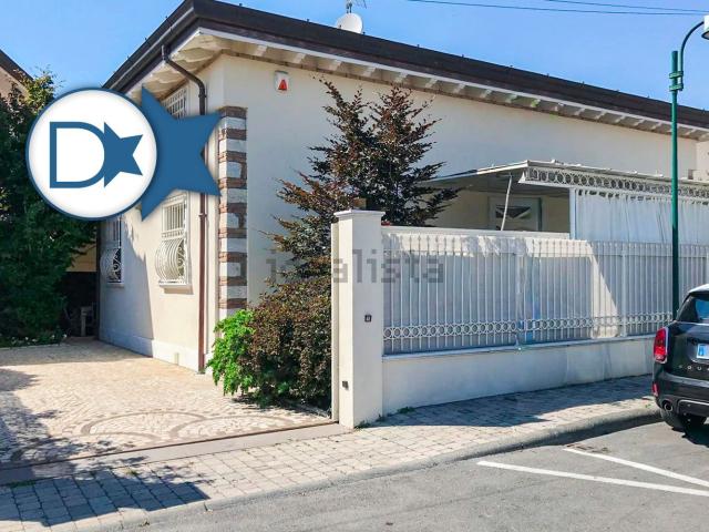 Casa in vendita a Roma Imperiale, Forte Dei Marmi