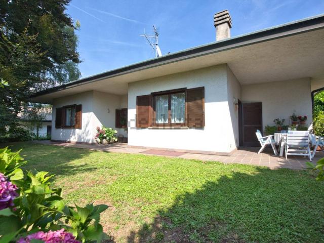 Casa in vendita a Lipomo, Como
