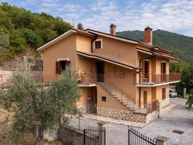 Casa in vendita a Mompeo, Lazio