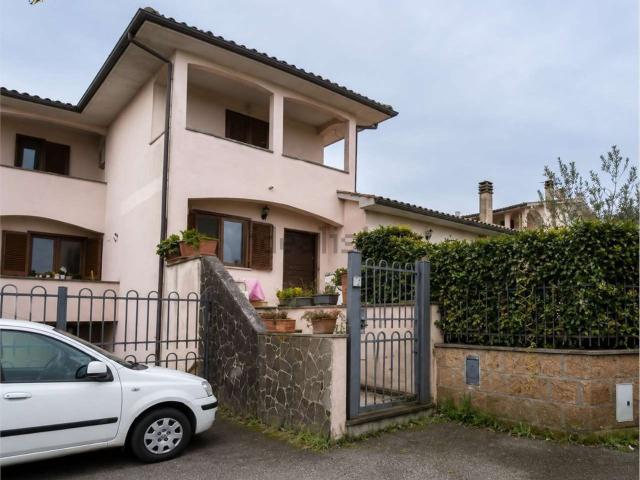 Casa in vendita a Barbarano Romano, Lazio
