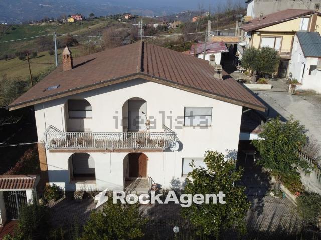 Casa in vendita a Basciano, Abruzzo