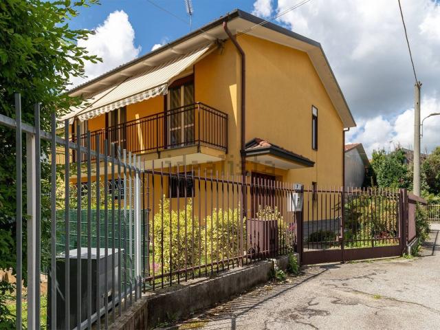 Casa in vendita a Carnago, Lombardia