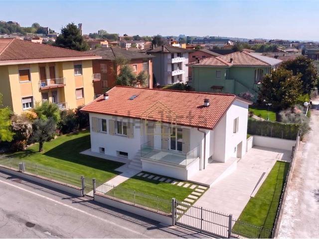 Casa in vendita a Lonato, Lombardia