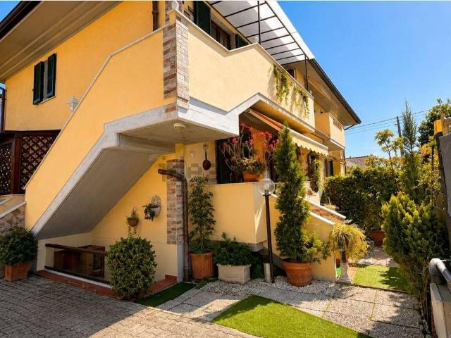Casa in vendita a Marina di Massa, Marina Di Massa