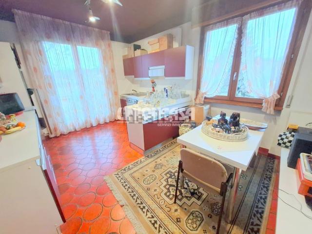 Casa in vendita a Bizzarone, Como