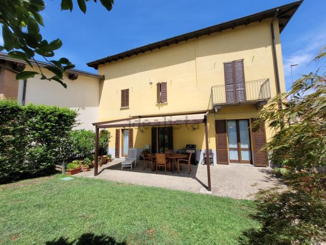 Casa in vendita a Solza, Bergamo
