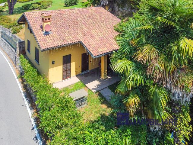 Casa in vendita a Angera, Lombardia