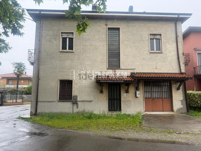 Casa in vendita a Verano Brianza, Lombardia