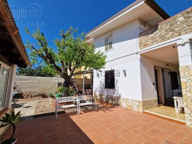 Casa in vendita a Fontane Bianche, Siracusa
