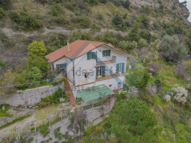 Casa in vendita a Ventimiglia, Liguria