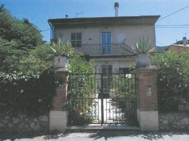 Casa in vendita a Lugnano in Teverina, Terni