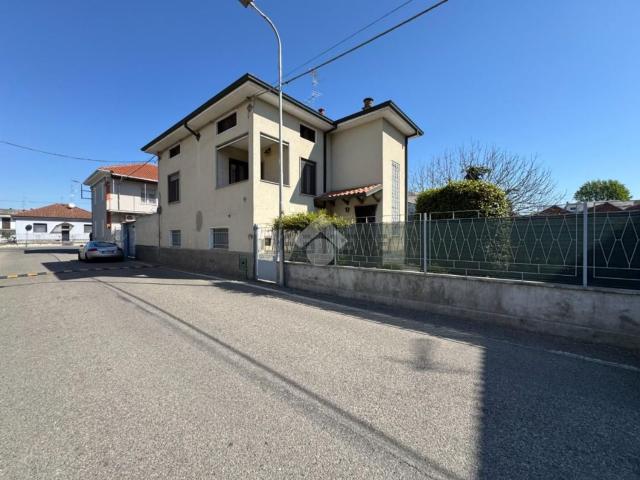 Casa in vendita a Cameri, Novara