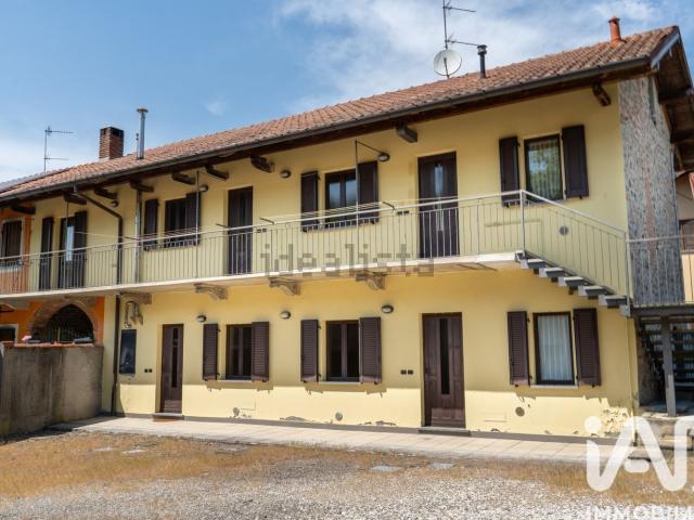 Casa in vendita a Angera, Lombardia