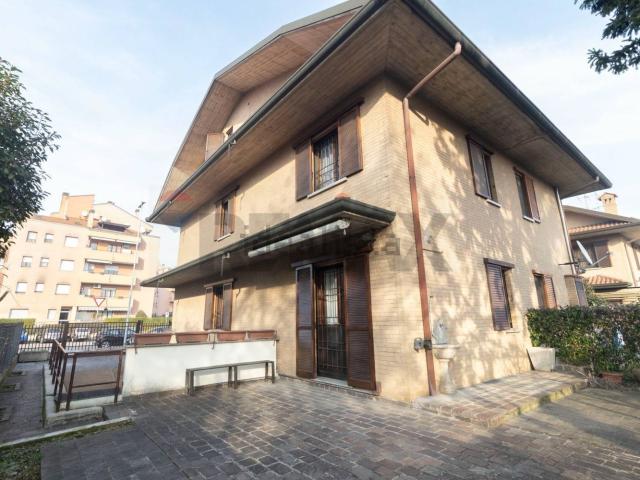 Casa in vendita a Desio, Lombardia