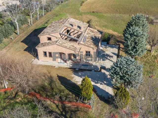 Casa in vendita a Contrada Valchiusa, Marche