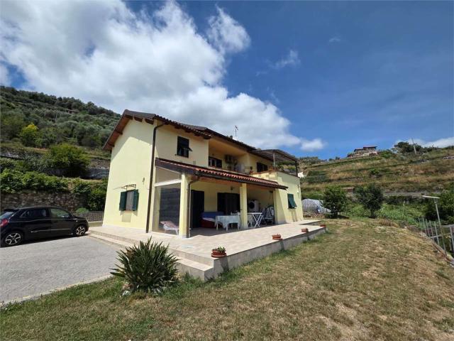 Casa in vendita a Dolceacqua, Liguria