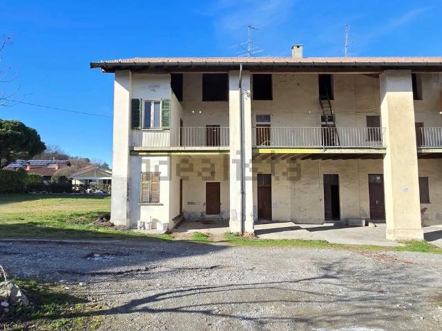Casa in vendita a Angera, Lombardia