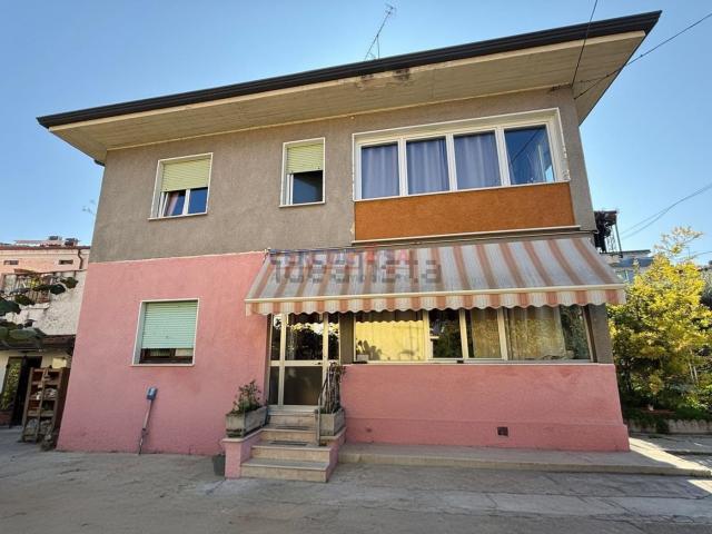 Casa in vendita a Rivoltella del Garda, Desenzano Del Garda