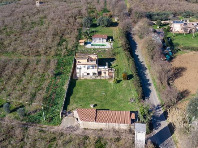 Casa in vendita a Caprarola, Viterbo