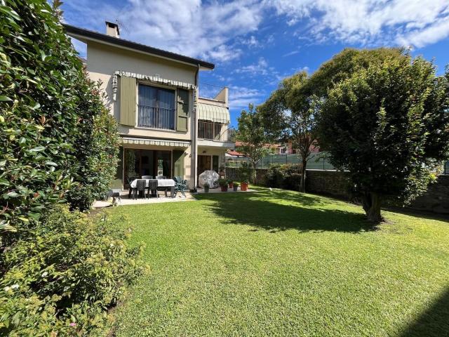Casa in vendita a Barasso, Lombardia