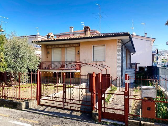 Casa in vendita a Bardolino, Veneto