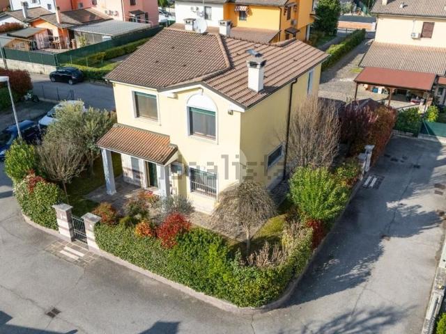 Casa in vendita a Borgo Virgilio, Cerese
