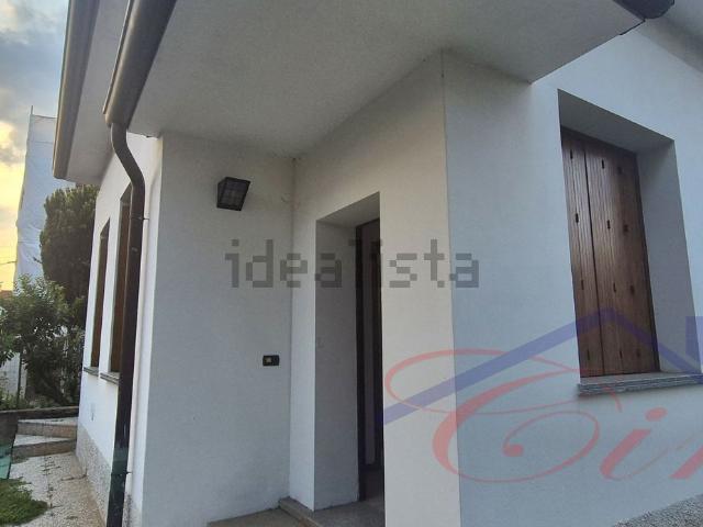 Casa in vendita a Carugo, Lombardia