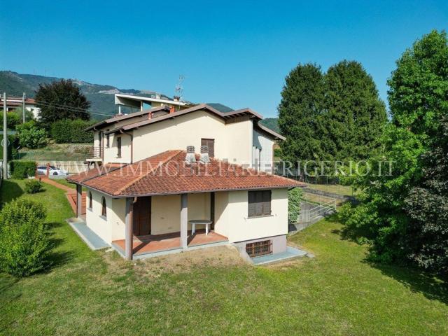 Casa in vendita a Sant'Antonio d'Adda, Caprino Bergamasco