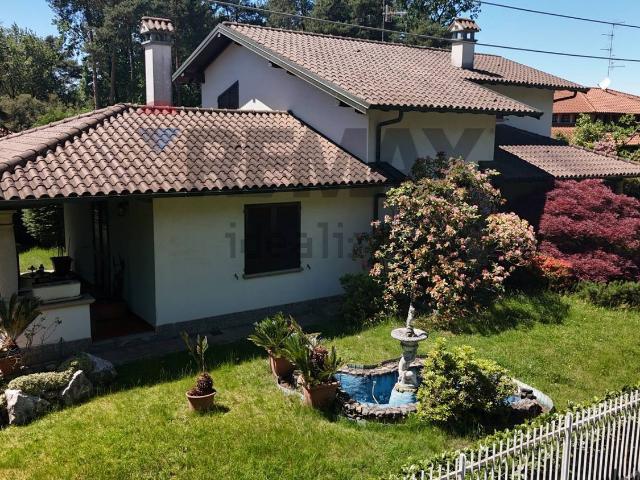 Casa in vendita a Carnago, Lombardia
