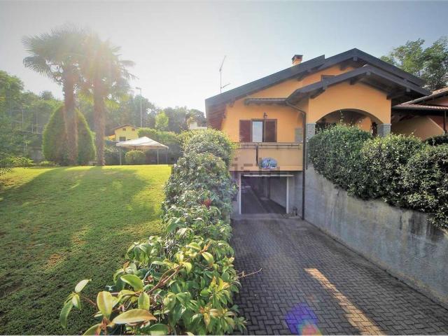 Casa in vendita a Paruzzaro, Novara