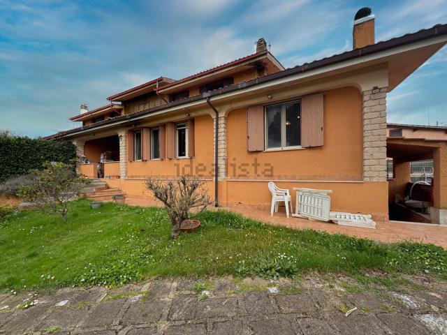 Casa in vendita a Oriolo Romano, Lazio