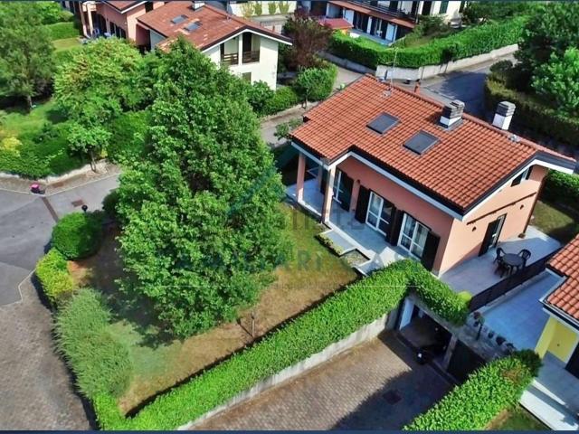 Casa in vendita a Azzate, Varese