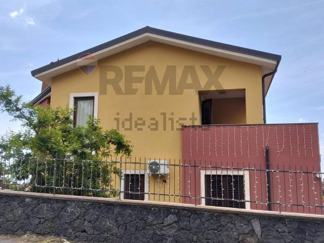 Casa in vendita a Pedara, Catania