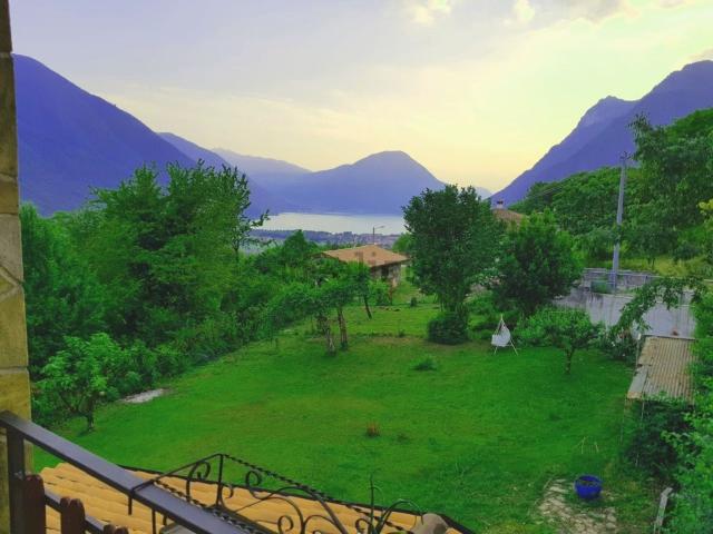 Casa in vendita a Carlazzo, Lombardia