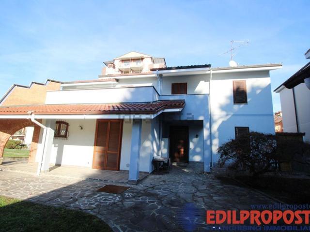 Casa in vendita a Lazzate, Lombardia