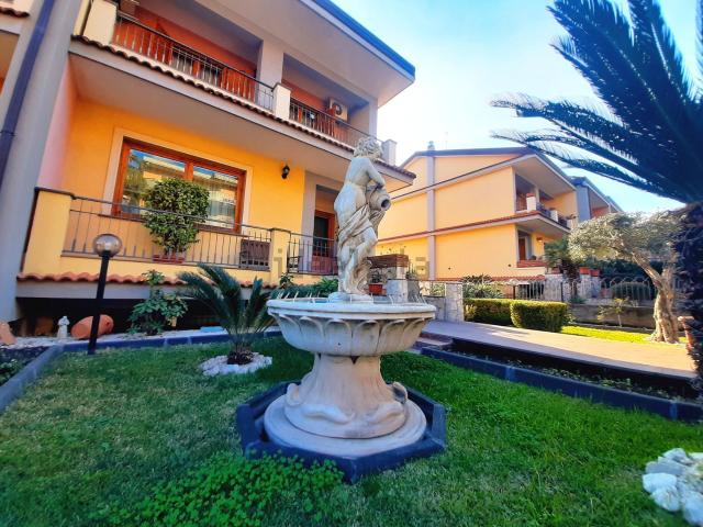 Casa in vendita a Giarre, Sicilia