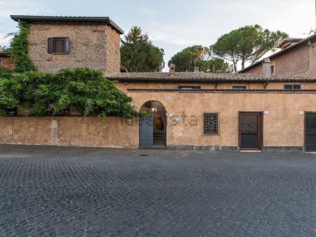 Casa in vendita a Appio-Latino, Montecompatri