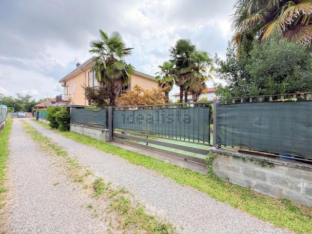Casa in vendita a Ferno, Varese
