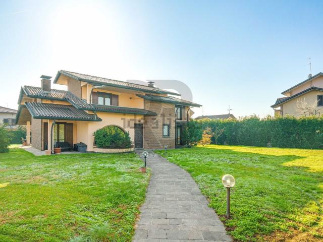 Casa in vendita a Cislago, Lombardia