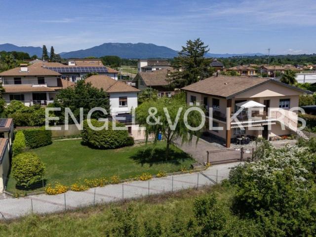 Casa in vendita a Angera, Lombardia