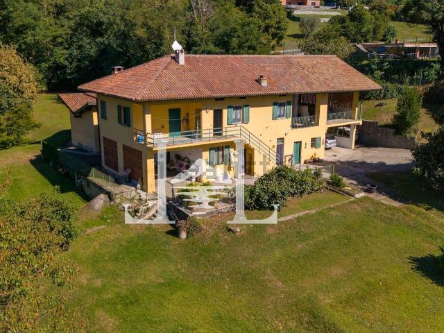 Casa in vendita a Angera, Varese