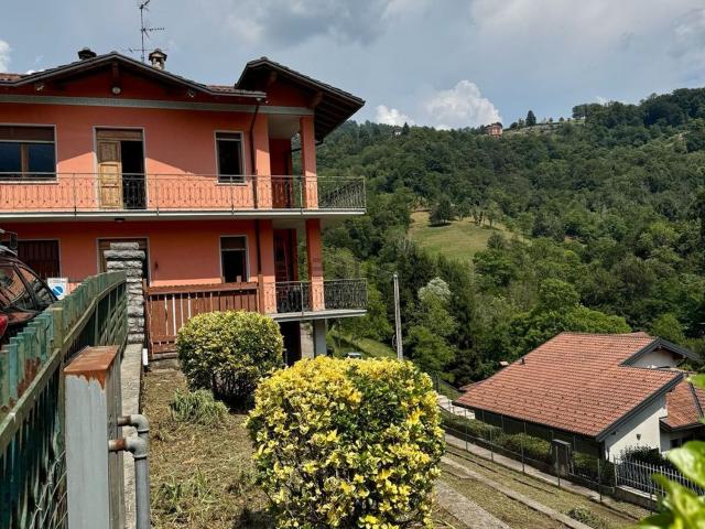 Casa in vendita a Sant'omobono Imagna, Lombardia