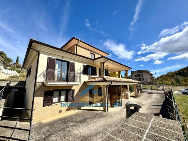 Casa in vendita a Madonna della Cona, Teramo