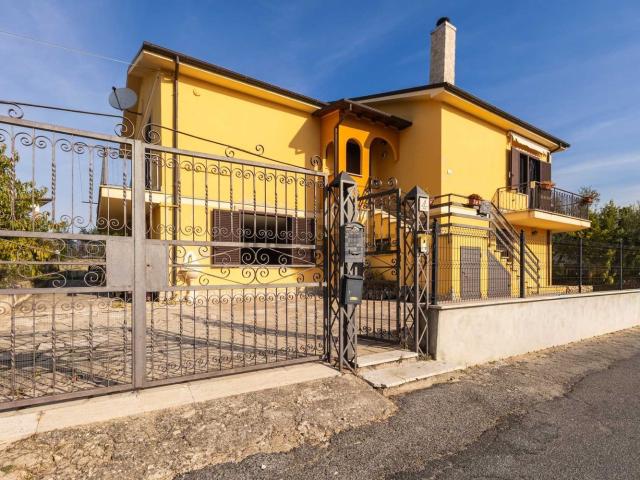 Casa in vendita a Poggio Moiano, Rieti