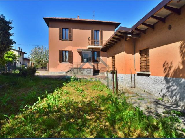Casa in vendita a Azzate, Lombardia