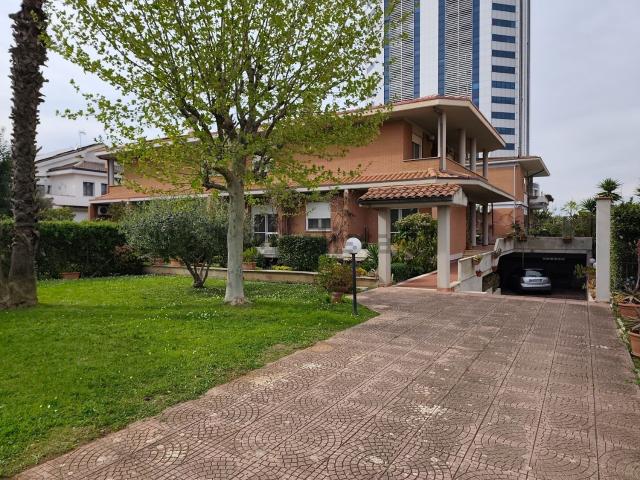 Casa in vendita a Nicolosi, Latina