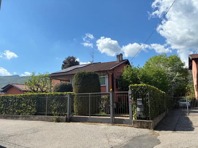 Casa in vendita a Besano, Varese