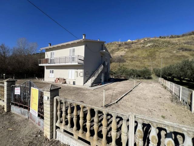 Casa in vendita a Castiglione Messer Raimondo, Abruzzo