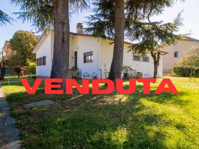 Casa in vendita a Solaro, Lombardia