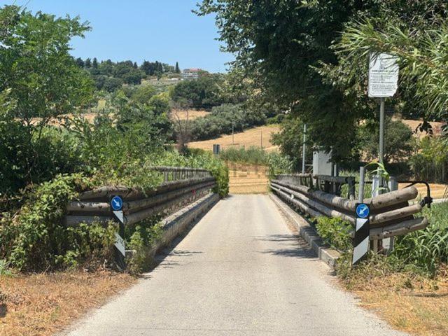 Casa in vendita a Zona Montarice, Marche